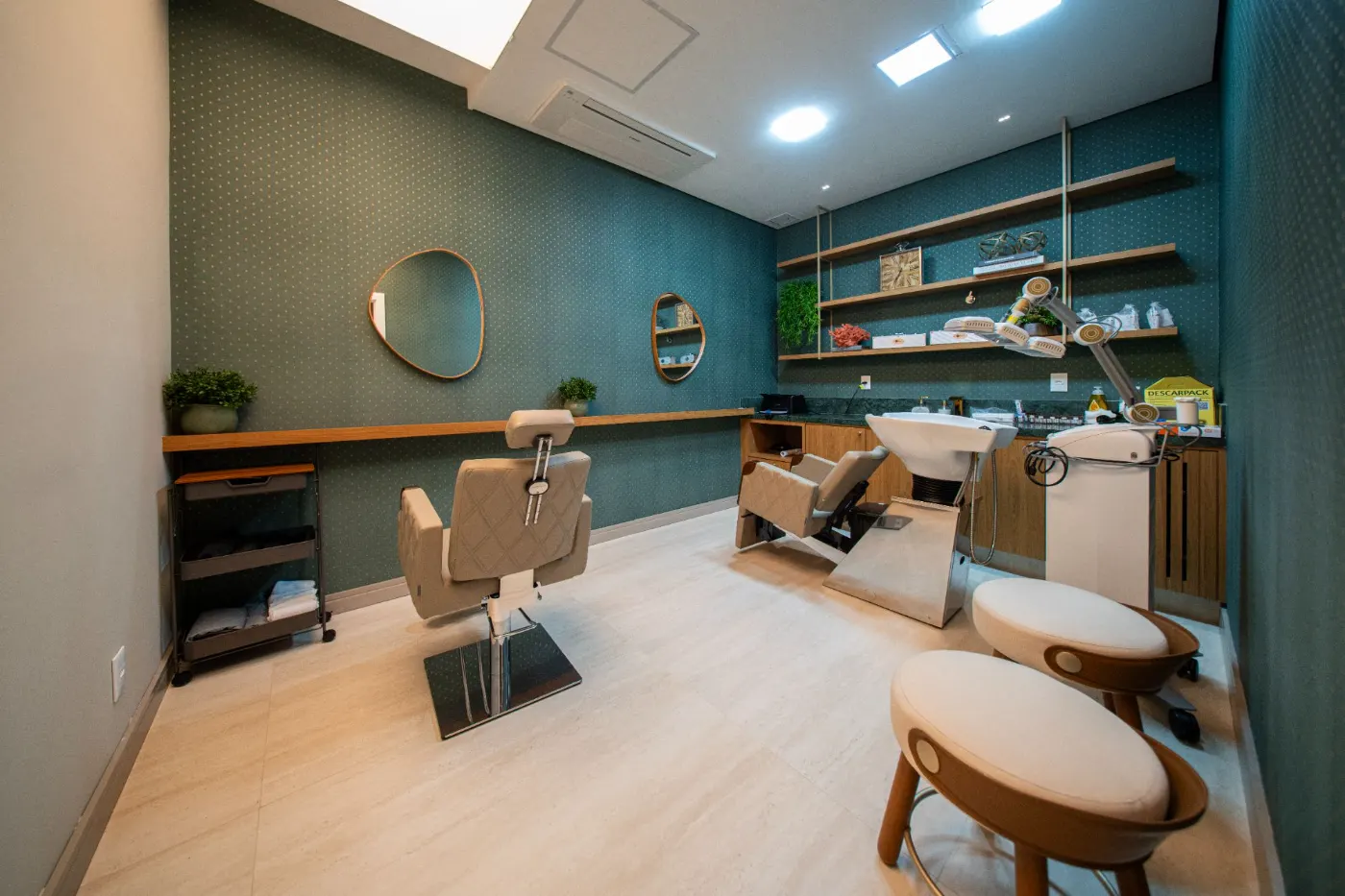 Sala de terapia capilar do Hospital Belluci, com poltronas e lavatório
